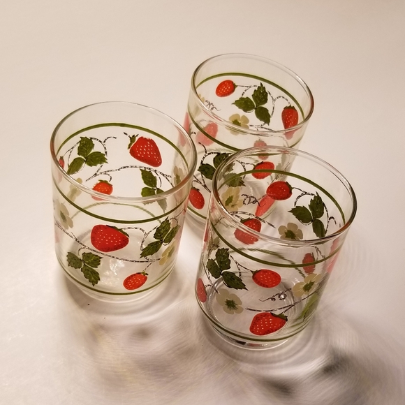 Vintage strawberry motif juice glasses - Picture 1 of 1